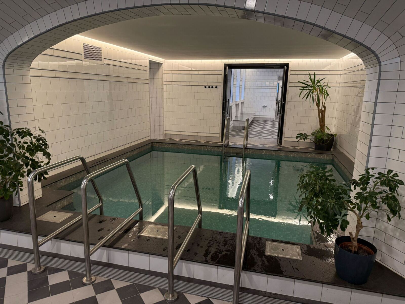 Теплый бассейн