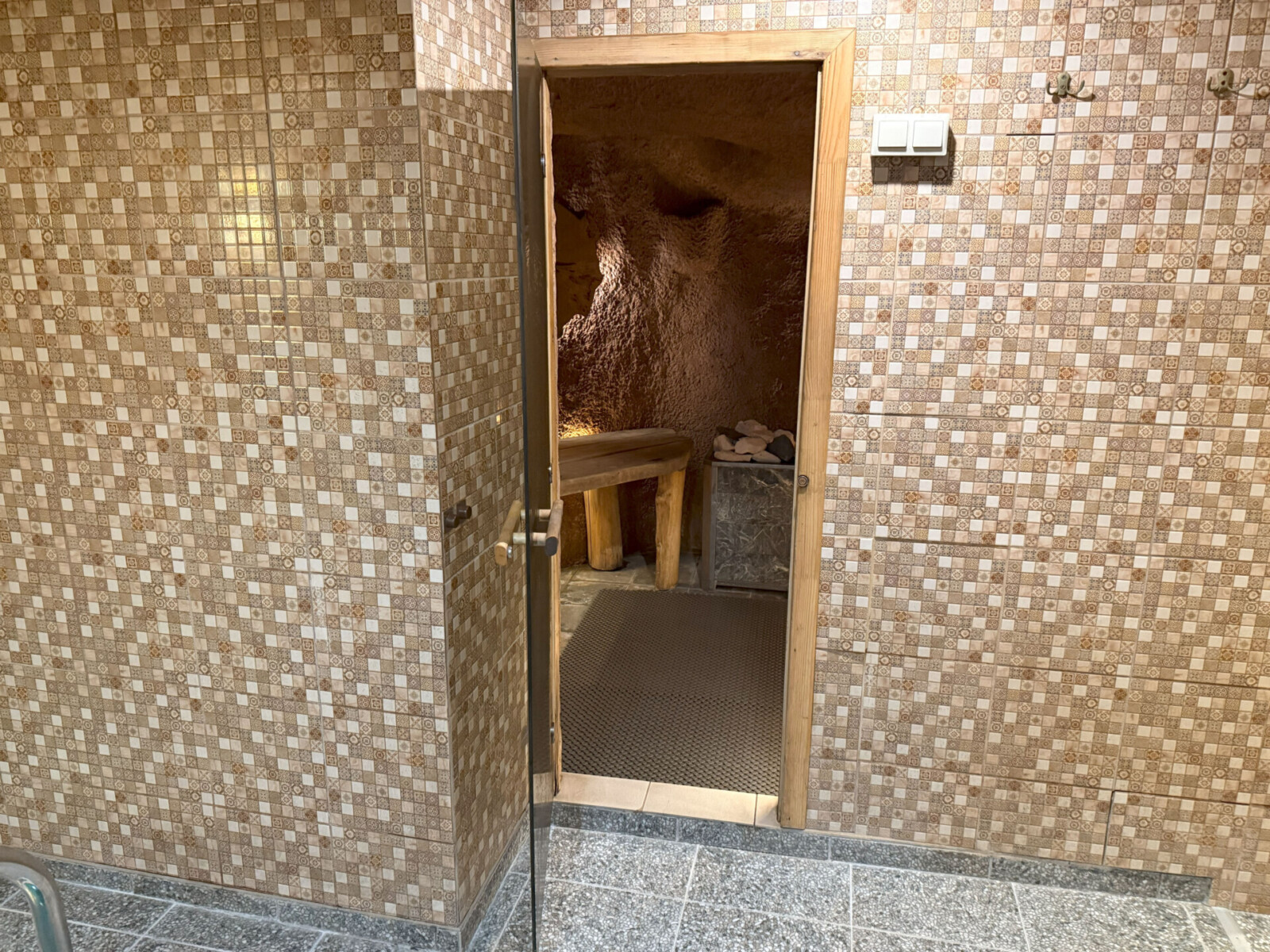 Вход в парную для коллективных парений