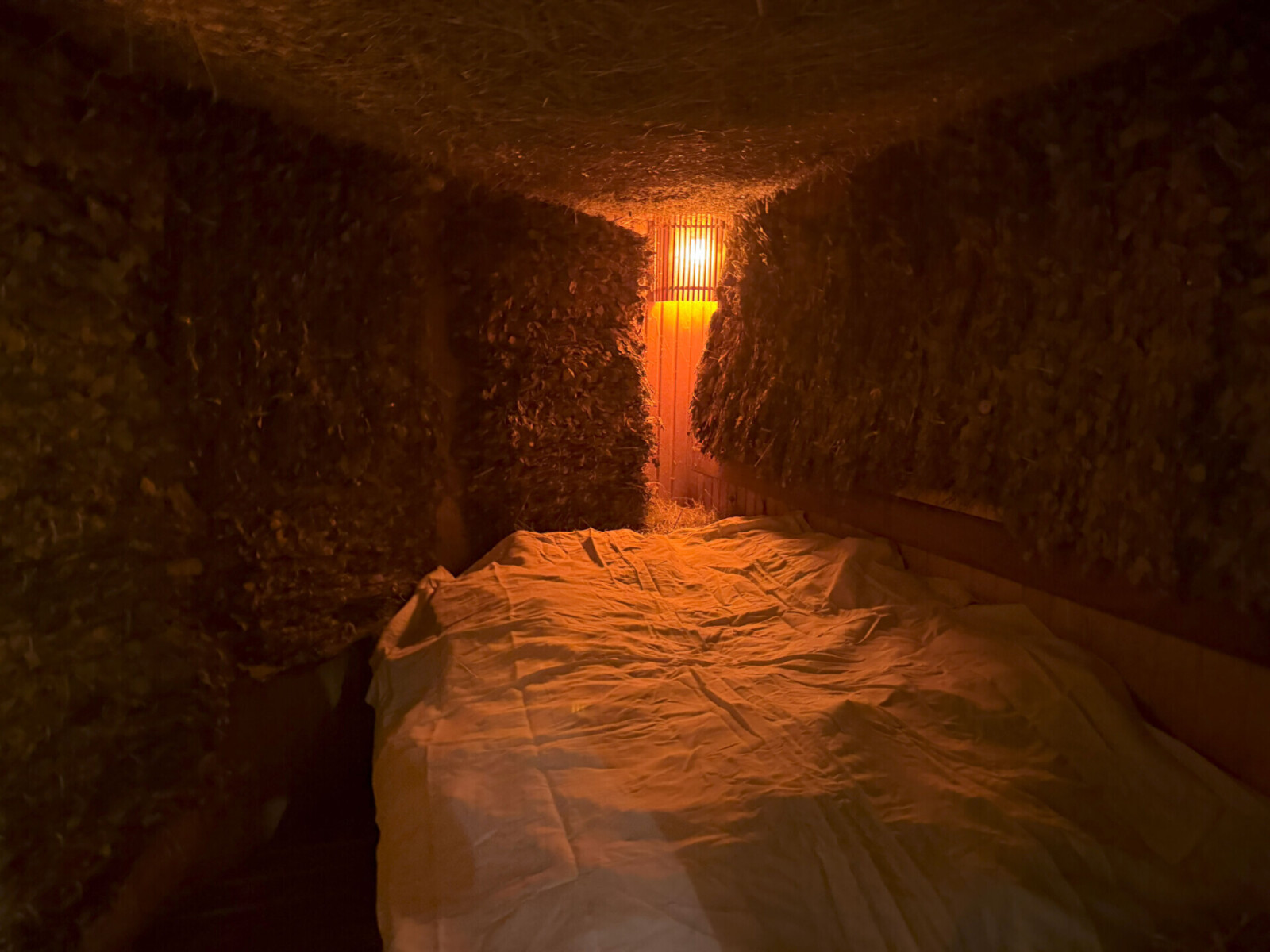 Комната с сеновалом