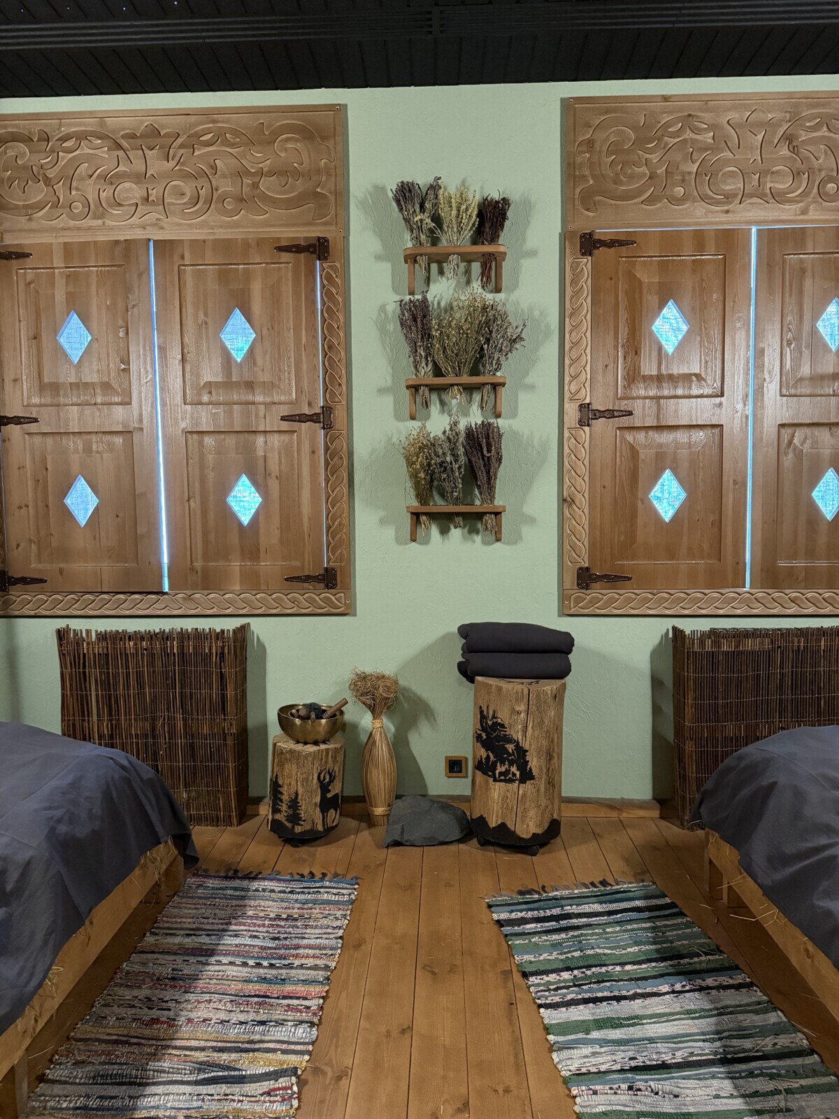 Комната с сеновалом