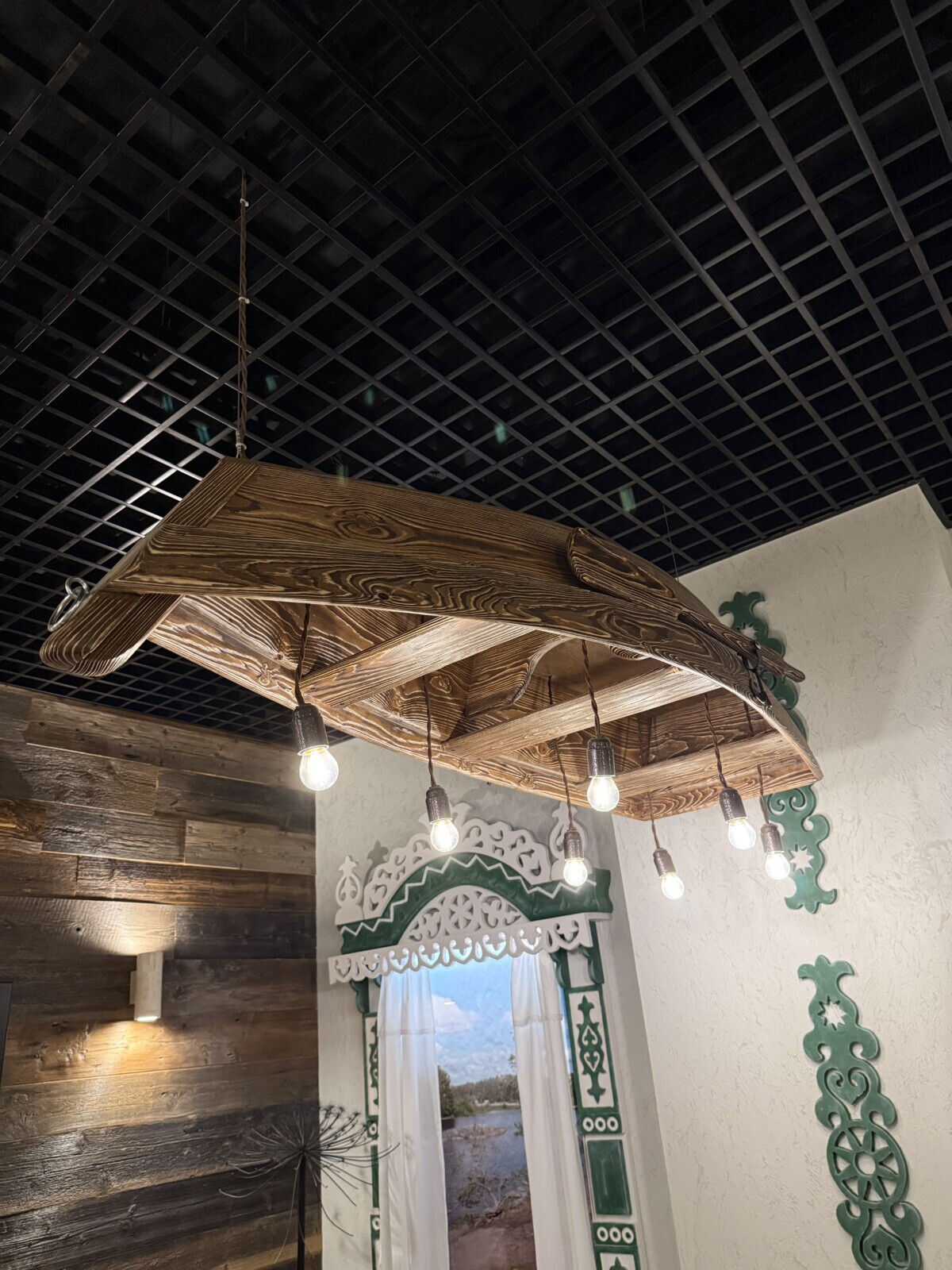 Лодочка над столом смотрится классно