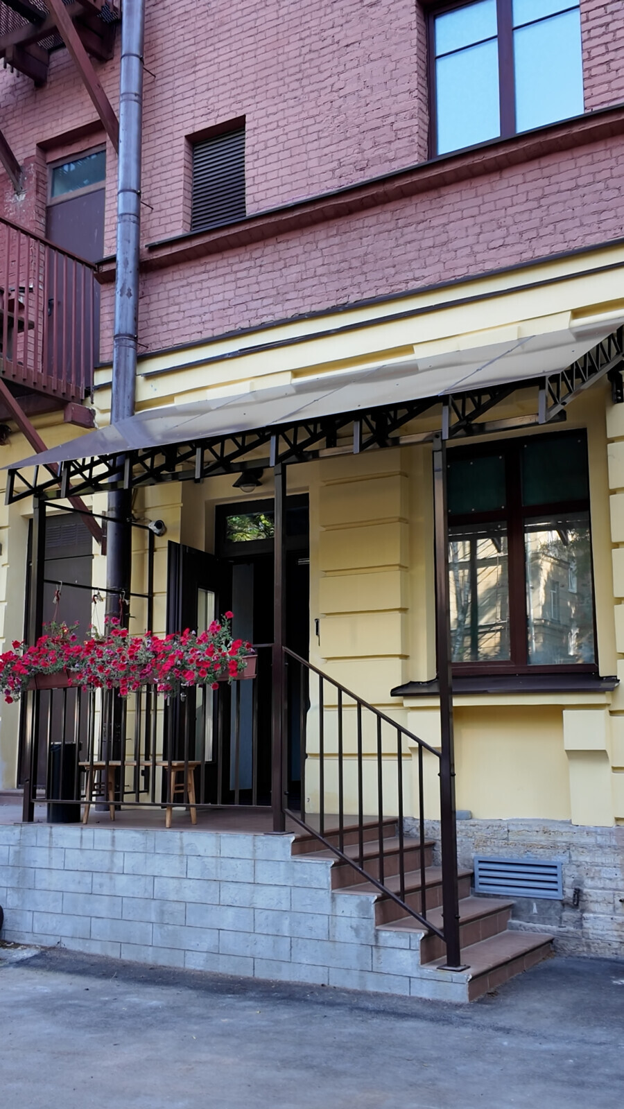 Вход в баню со двора