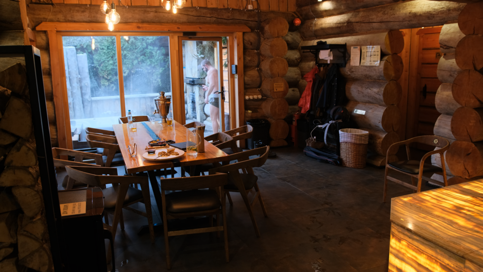 Зона отдыха с другой стороны