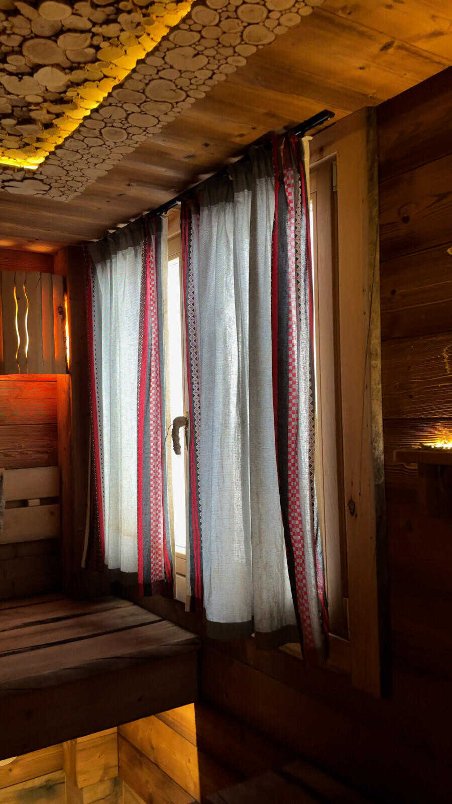 Окно для проветривания в парной