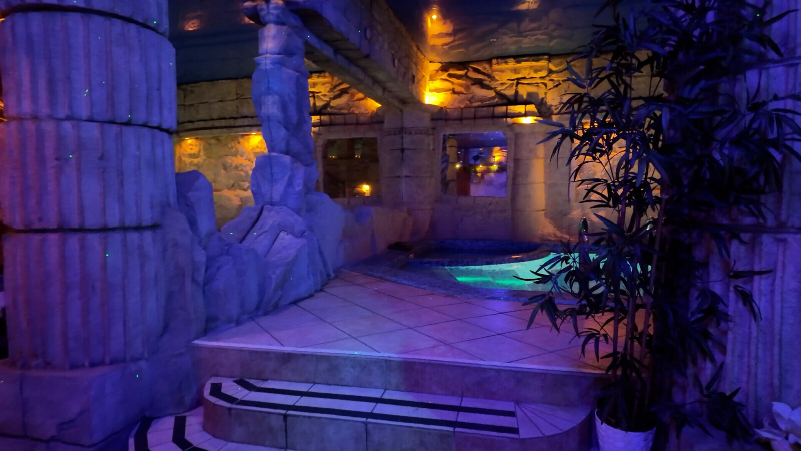 Вход в зону с бассейном